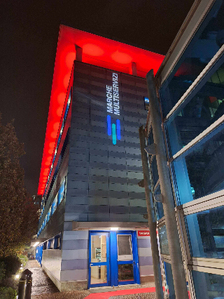 Pesaro - Marche Multiservizi illumina di rosso il tetto della sede per dire no alla violenza sulle donne